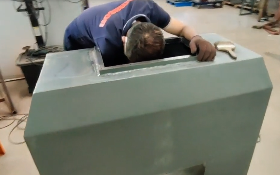 细石泵装配环节之油箱清洗：保证油箱的清洁度和平整度，让液压油有个干净的储藏环境