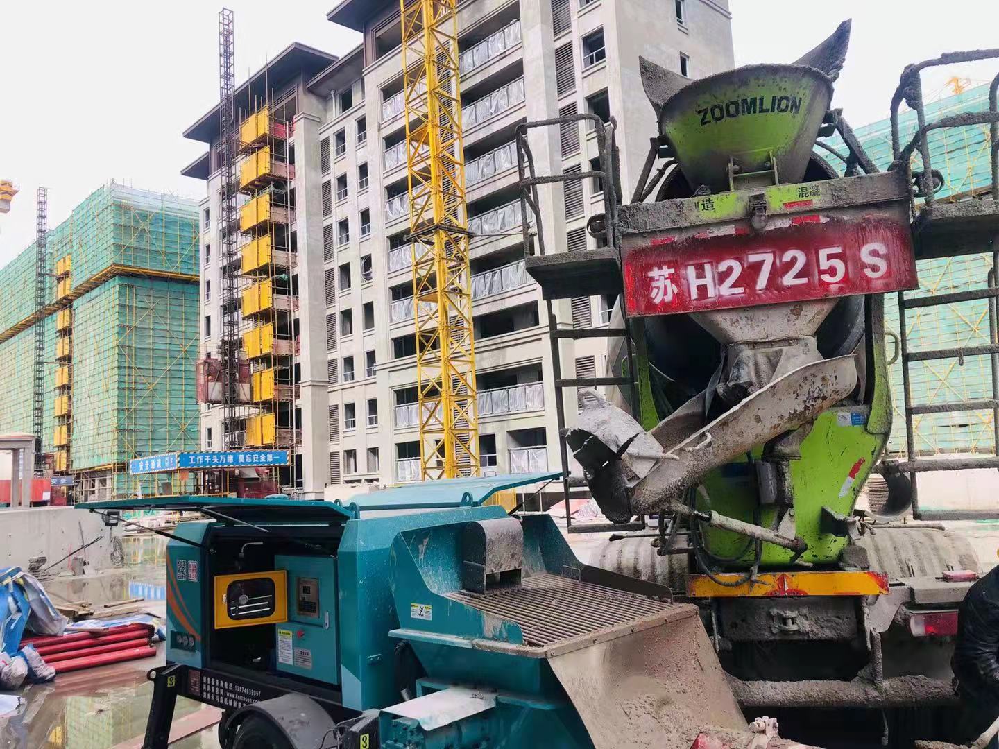  50泵江苏工地施工现场：出料效果不错，进料快，泵送通畅，工友们都很满意